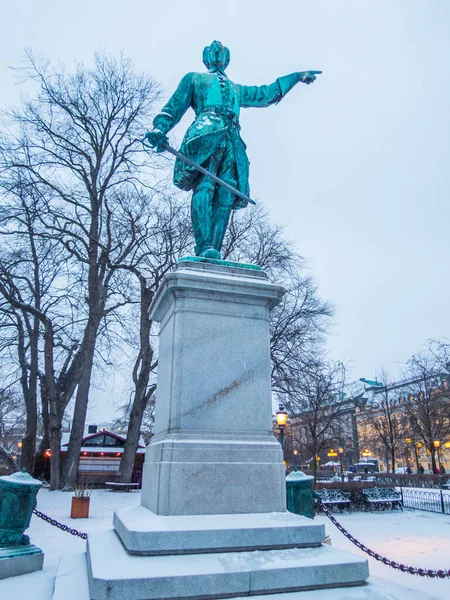 Een Verticaal Shot Van Karl Xii Standbeeld Kungstradgarden Stockholm Zweden — Stockfoto