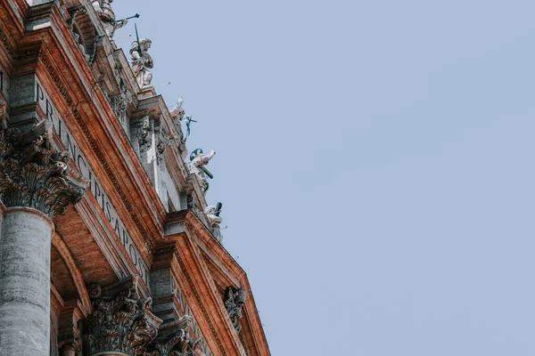 Plano Bajo Ángulo Los Detalles Estatua Basílica San Pedro Ciudad — Foto de Stock