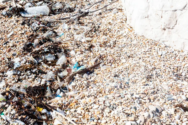 Eine Großaufnahme Von Plastikmüll Felsigen Ufer Eines Strandes Numana Italien — Stockfoto