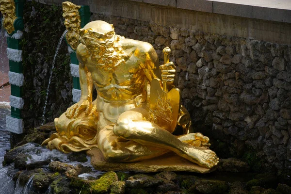 Close Uma Escultura Fonte Dourada Palácio Peterhof — Fotografia de Stock