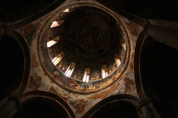 Una Toma Ángulo Bajo Mezquita Azul Adornado Decoración Techo Cúpula —  Fotos de Stock