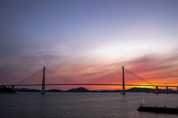Высокоугольный Снимок Яркого Солнца Заходящего Большой Мост Через Море Южной — стоковое фото