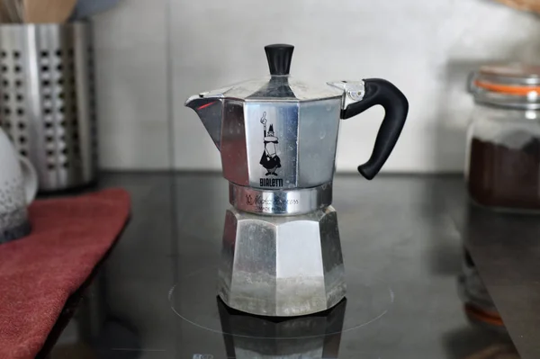 2021年8月20日 法国巴黎 意大利传统莫卡咖啡 生产真正的浓缩咖啡 — 图库照片