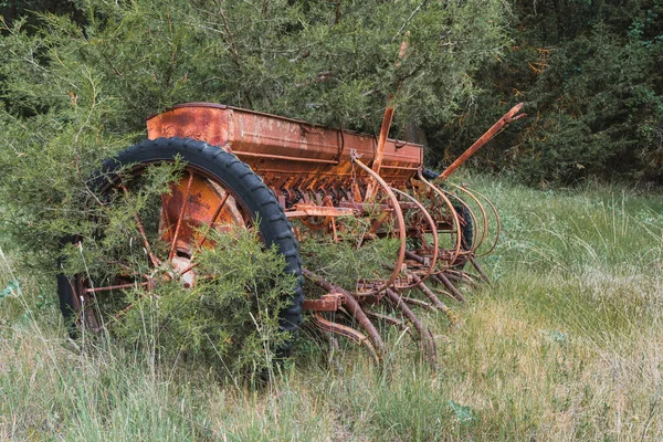 Part Rusty Agricultural Machine Isolated Green Grass Growing Plants — Stock Photo, Image