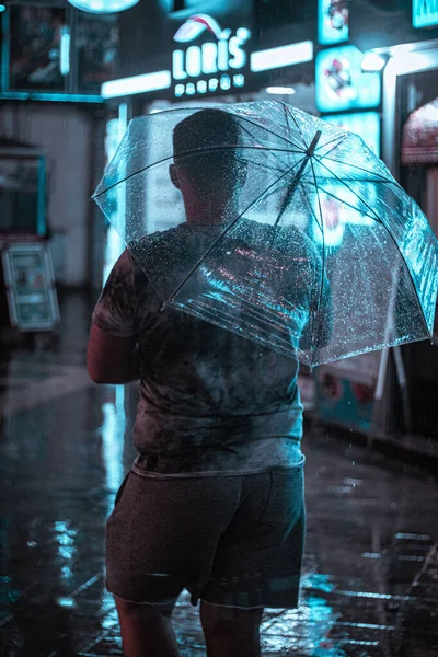 Ein Erwachsener Mann Hält Einen Durchsichtigen Regenschirm Der Hand Und — Stockfoto