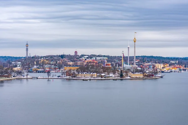 スウェーデンのカラフルな建物や広い通りや川がある美しいストックホルムの景色 — ストック写真