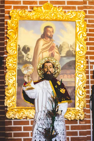 Fechamento Vertical Ícone Jesus Cristo Com Uma Pequena Estátua Ayacucho — Fotografia de Stock