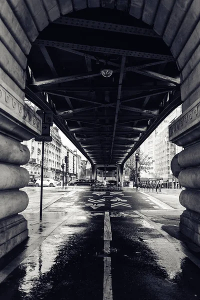 Uma Imagem Vertical Tons Cinza Das Ruas Molhadas Sob Ponte — Fotografia de Stock