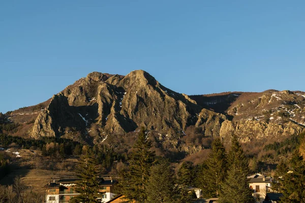 Una Montaña Desnuda Con Hermosos Picos Rocosos Contra Cielo Azul — Foto de Stock