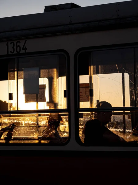 在阳光下在火车上垂直拍摄的人的照片 — 图库照片