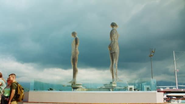 Batumi Georgien Skulptur Ali Und Nino Von Tamar Kvesitadze — Stockvideo