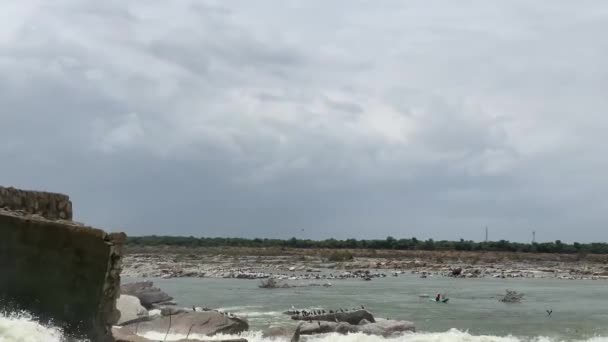 Вода Руйнується Скелястому Березі Через Греблю — стокове відео