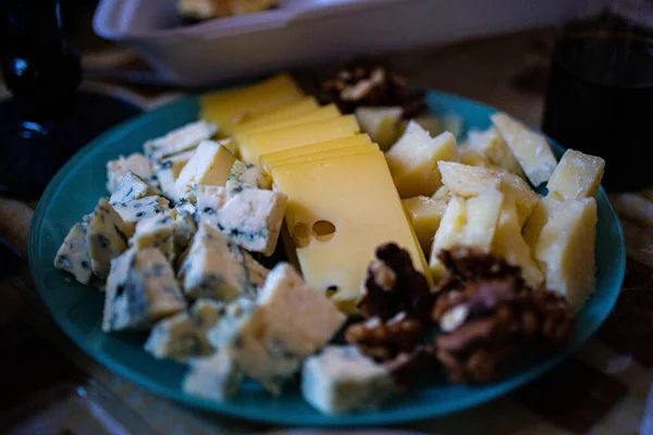 Wybiórcze Ujęcie Niebieskiego Sera Wypełnionego Roquefort Camembert Brie Orzechami Włoskimi — Zdjęcie stockowe