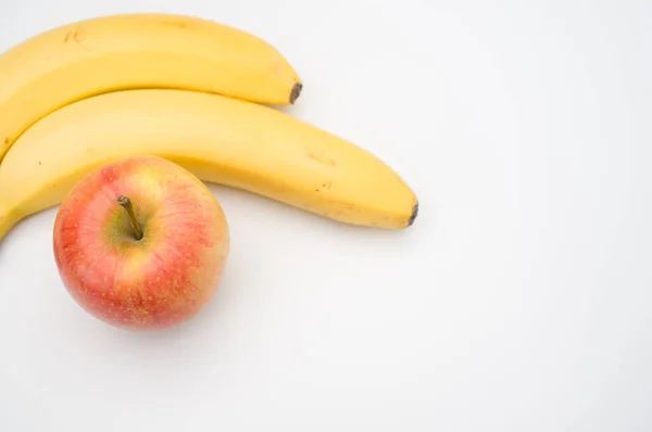 Frutas Frescas Sãs Uma Superfície Branca Maçã Banana — Fotografia de Stock