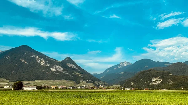 Krajina Výhledem Hory Modré Nebe Švýcarsku Dálnice — Stock fotografie