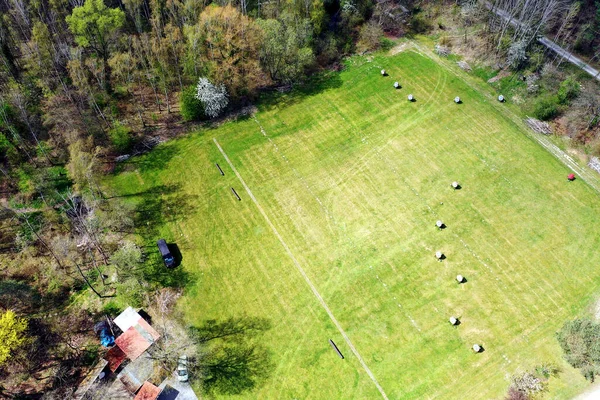大規模な芝生とターゲットと弓の範囲の空中ショット — ストック写真