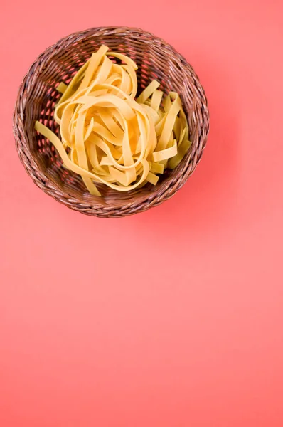 Eine Draufsicht Auf Eine Braune Weidenschüssel Mit Ungekochten Eiernudeln Und — Stockfoto