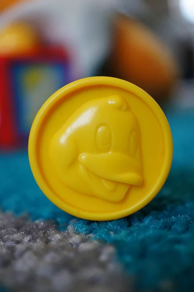 Objeto Brinquedo Amarelo Plástico Com Ilustração Pato Piso Carpete — Fotografia de Stock
