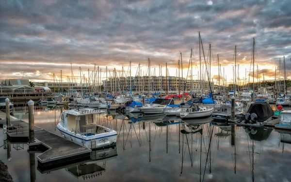 Mooloolaba Österrike Aug 2021 Bild Kustmarina Parkerade Båtar Reflekterar Vattenytan — Stockfoto