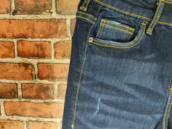Una Vista Jeans Sobre Fondo Pared Ladrillo — Foto de Stock