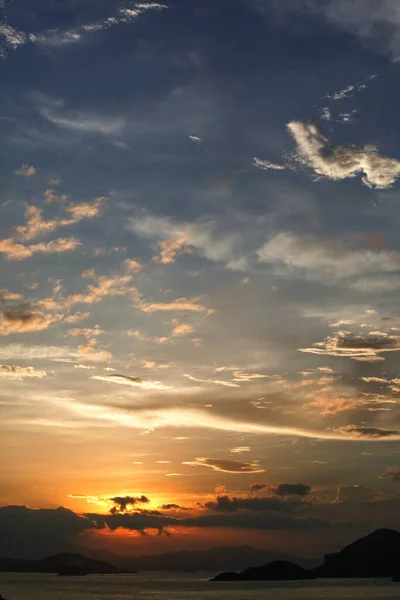 Una Hermosa Vista Del Mar Brillando Bajo Atardecer Cielo Azul — Foto de Stock