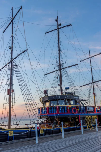 ポーランドのソポト 2021年6月20日 ポーランドのソポトで日没の間に観光名所の一つである海賊船 — ストック写真