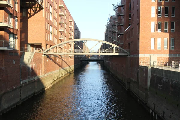 Canal Rodeado Por Edifícios Speicherstadt Sob Luz Sol Hamburgo Alemanha — Fotografia de Stock