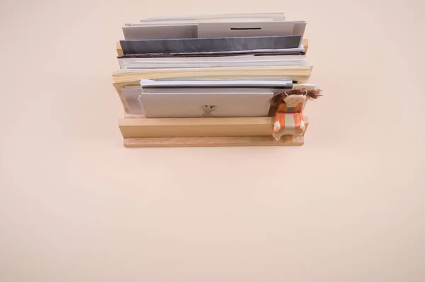 Support Bois Dossiers Documents Isolés Sur Fond Beige Avec Espace — Photo