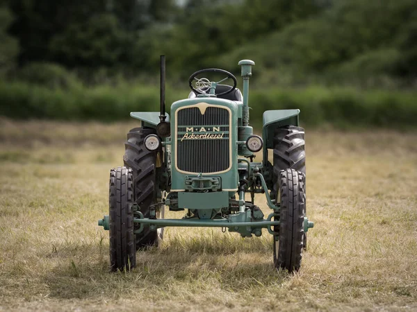 德国安吉拉 2015年6月21日 历史拖拉机Man Ackerdiesel在干草上的前景色 — 图库照片