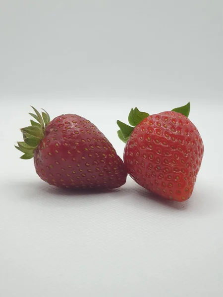 Een Close Van Verse Sappige Aardbeien Met Bladeren Witte Achtergrond — Stockfoto