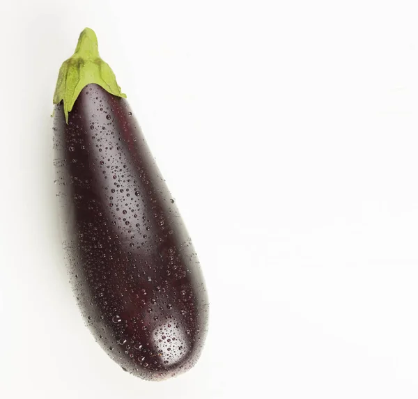 Een Close Shot Van Aubergine Met Waterdruppels Geïsoleerd Een Witte — Stockfoto