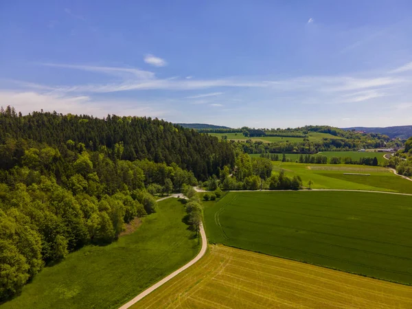 Eine Landschaft Aus Bauernhöfen Einem Sonnigen Tag — Stockfoto
