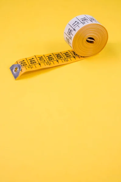 Гибкий Рулон Счетчика Изолированный Поверхности Желтого Цвета — стоковое фото
