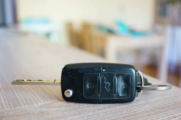 Ένα Κοντινό Πλάνο Ενός Μαύρου Κλειδιού Αυτοκινήτου Ένα Ξύλινο Τραπέζι — Φωτογραφία Αρχείου