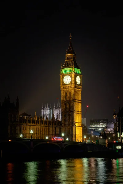 Een Verticaal Shot Van Big Ben Rivieroever Nachts — Stockfoto