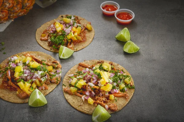 Tacos Frescos Con Cuñas Lima Ketchup Sobre Una Superficie Negra —  Fotos de Stock