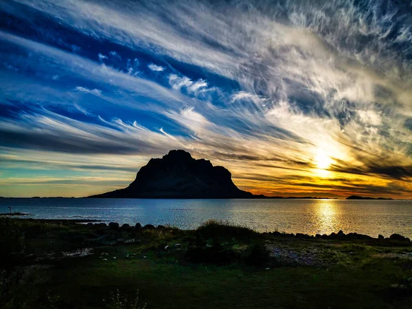 Потрясающий Закат Загадочными Облаками Над Морем Видно Острова Вега Норвегия — стоковое фото