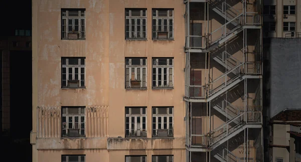 Detailní Záběr Staré Budovy Špinavými Okny Požárním Schodištěm — Stock fotografie