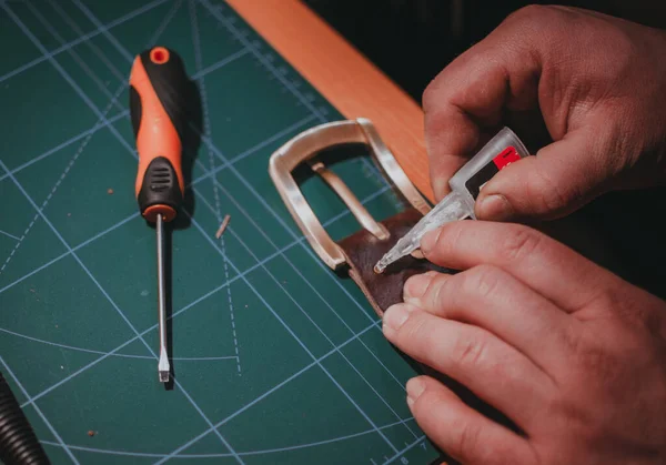 Primer Plano Las Manos Pegando Las Partes Metálicas Del Cinturón —  Fotos de Stock