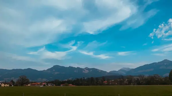 Krajina Výhledem Hory Modré Nebe Švýcarsku Dálnice — Stock fotografie