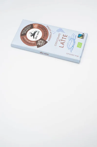 Como Itália Ago 2021 Chocolate Leite Orgânico Uma Superfície Branco — Fotografia de Stock