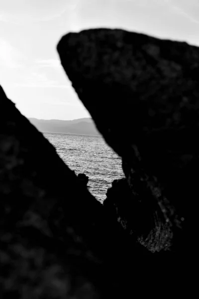 Uno Scatto Scala Grigi Del Mare Delle Colline All Orizzonte — Foto Stock