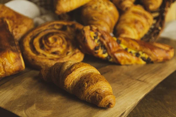 Tiro Close Croissants Rolo Doce Fundo Madeira — Fotografia de Stock