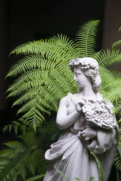 Sculpture Femme Dans Jardin Tropical Expression Art Dans Guxoala Extérieur — Photo