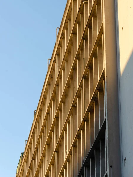 晴れた日には超高層ビルの壁の窓の低角度ビュー — ストック写真