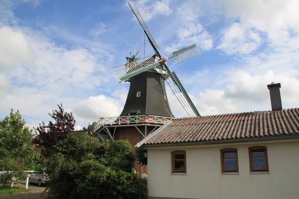 Moulin Vent Vintage Entouré Bâtiments Verdure Campagne — Photo