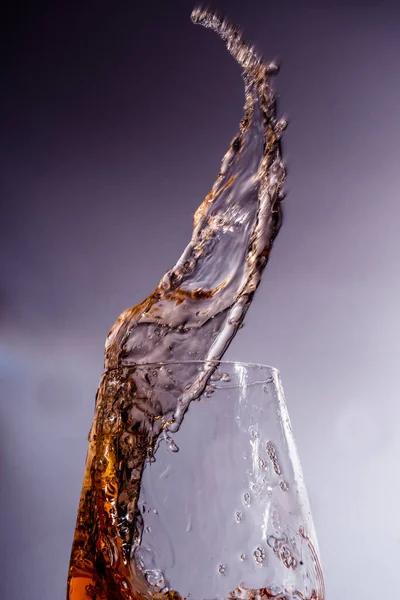 Een Closeup Van Een Plons Van Gouden Wijn Van Een — Stockfoto