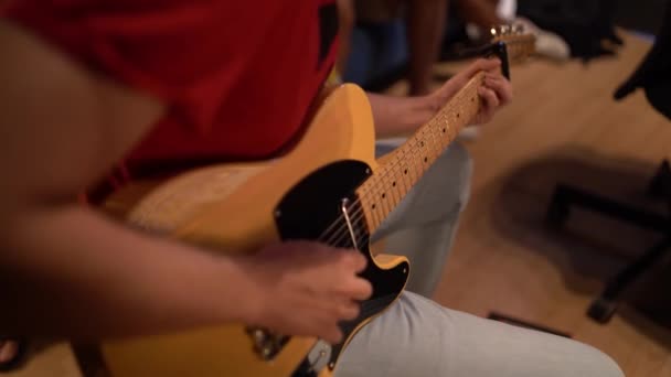 Primer Plano Hombre Tocando Guitarra — Vídeos de Stock