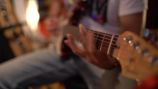 Primer Plano Hombre Tocando Guitarra — Vídeos de Stock