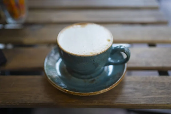 Sebuah Fokus Tembakan Selektif Dari Cangkir Biru Dengan Cappuccino Atas — Stok Foto